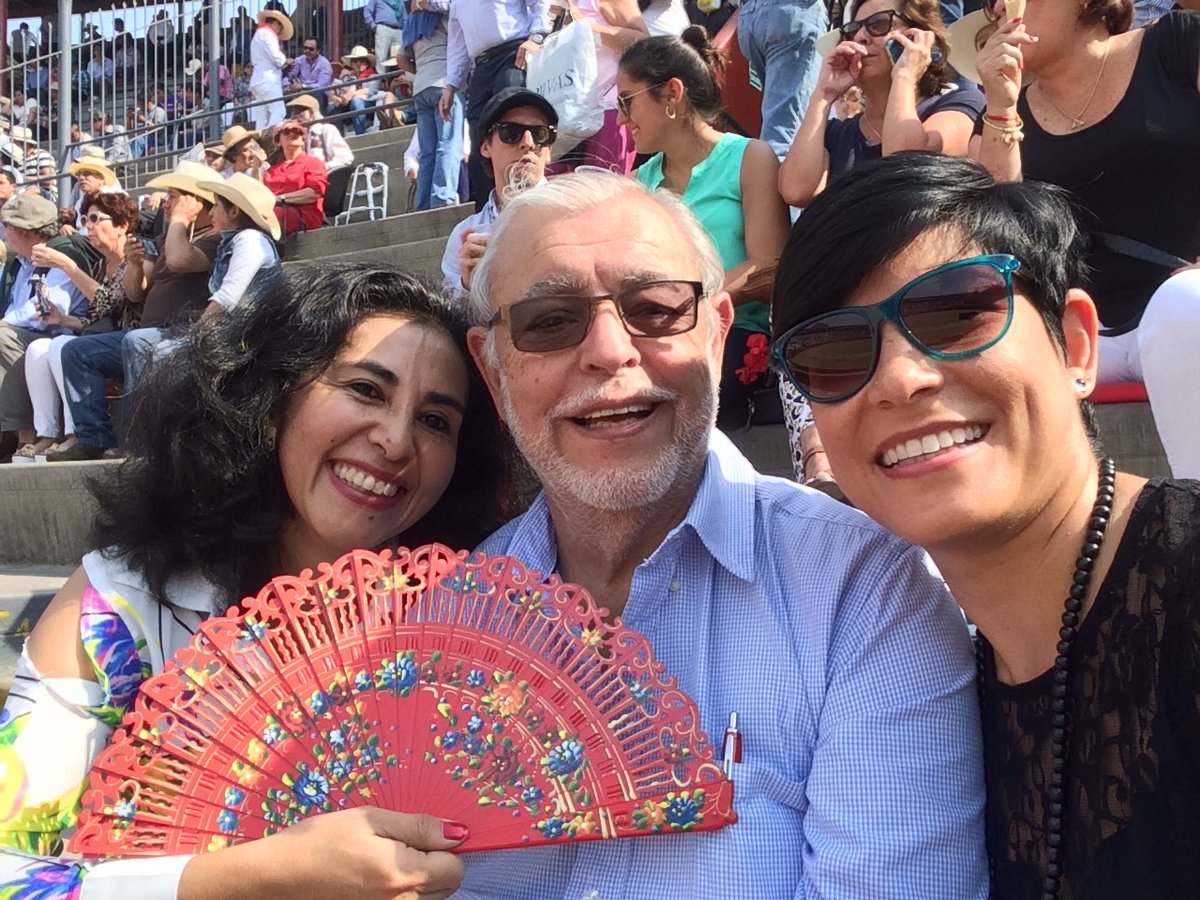 Ayer se fue mi padre, el ser humano hermoso que me enseñó todo lo que sé sobre tauromaquia, que me transmitió su afición y con quien disfruté viendo toros en mi plaza de Acho desde que tenía 1 año. Vuela alto Pa, te quiero 🤍