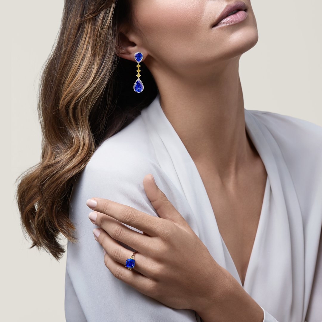 Shimansky_'s tweet photo. 💎✨ One thousand times rarer than diamonds, Tanzanite is a truly unique African gemstone with an exceptionally brilliant blue-violet colour.
Shop the tanzanite pear drop earrings and the cushion-shaped tanzanite ring here: https://t.co/orEj2CzxaJ
#ILoveShimanksy #Shimansky https://t.co/na7vT1Vh3x