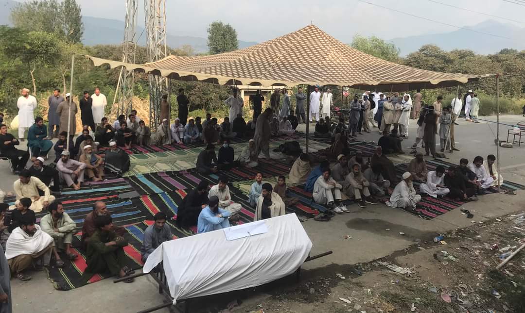PTM_Soldier's tweet photo. پورته کړۍ غږونه پۀ خیلاف ددې مقتل
مـه پـورتـه کـوۍ لـه دې مقتله جـنـازه
ممتاز اورګزۍ
#SwatRejectsMilitancy 
#SwatSitin https://t.co/rIvwjCjhAd