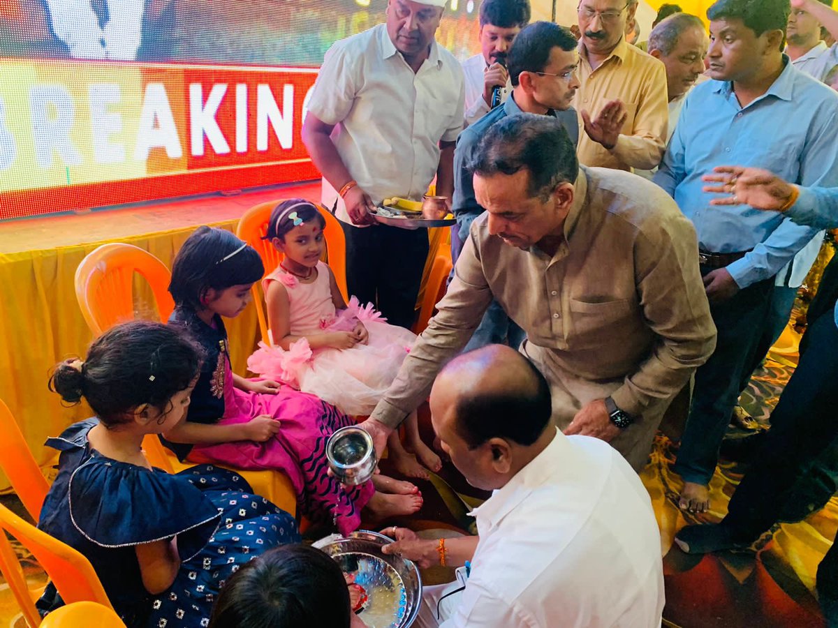 indutiwarijbp's tweet photo. आज उज्जैन में श्री महाकाल लोक के लोकार्पण प्रधानमंत्री मा. श्री @narendramodi जी और मध्यप्रदेश मुख्यमंत्री श्री @ChouhanShivraj जी, के कर कमलों का लाइव प्रसारण के अ��सर पर पनागर गौरी शंकर मंदिर पनागर में पूजा अर्चना की ।
#ShriMahakalLok
#श्री_महाकाल_लोक https://t.co/XMFQU60edt