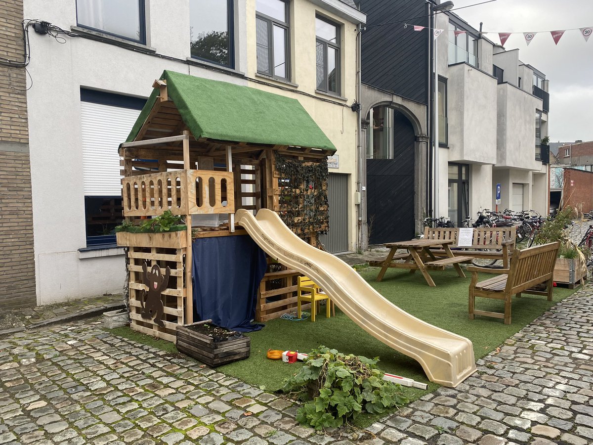 We have been exploring Ghent by bicycle! Firstly by visiting some of the key ‘filters’ introduced as part of the circulation plan (circulatieplan) and then meeting residents who create and enjoy leefstraaten outside their front doors!