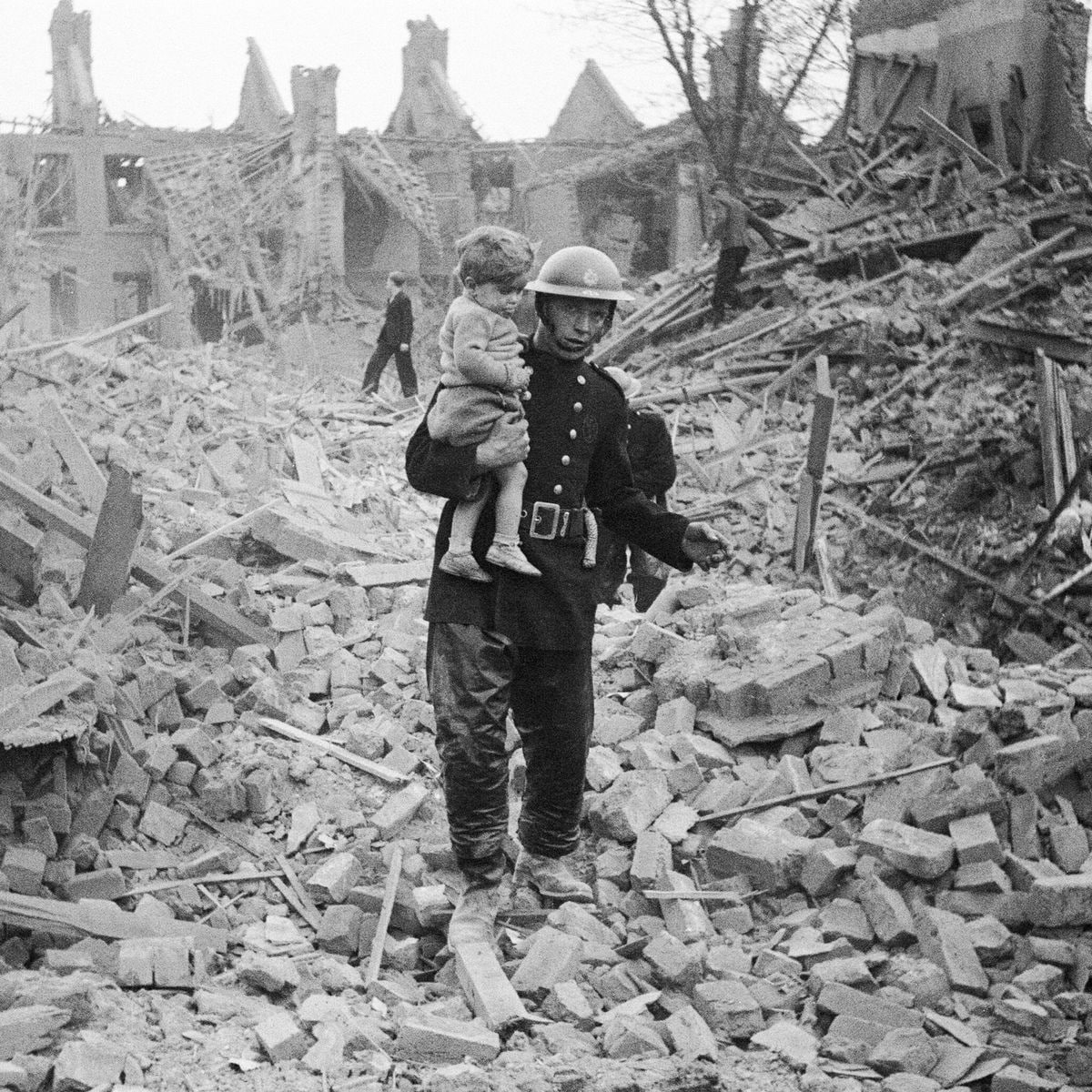Skrepo_history's tweet photo. С июня 1944-го по 27 марта 1945 Германия выпустила по Британии около 5 200 ракет Фау-1 и Фау-2, большинство достигло Лондона и убило почти 9 000 человек.
Даже немецким министрам было понятно, что война уже проиграна. И лишь трясущийся вождь в бункере ещё надеялся на какое-то чудо https://t.co/eK4yuOpQ6k