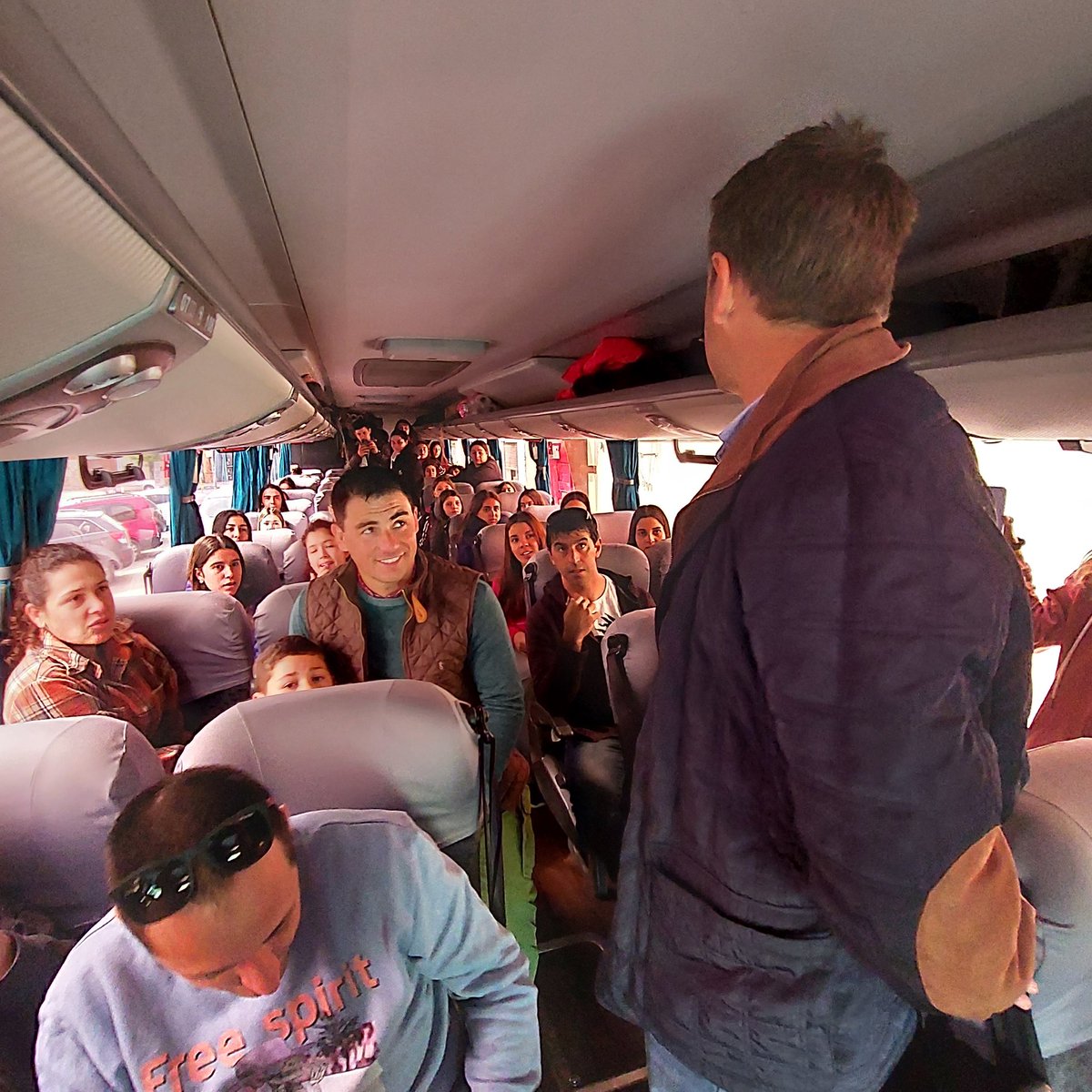 La Escuela de Voley de Florida partió en la mañana de hoy hacia Santa Fé,Rosario y Trébol (Argentina),los acompañó en la despedida el Srio Gral <a href="/MarcosPerez62/">Marcos Pérez 🇺🇾</a> y la delegación la integra el Dir.<a href="/MathDominguezz/">Mathias Domínguez Buffa</a>, cuerpo técnico,comisión de padres y jugadoras. #GestiónDepartamental