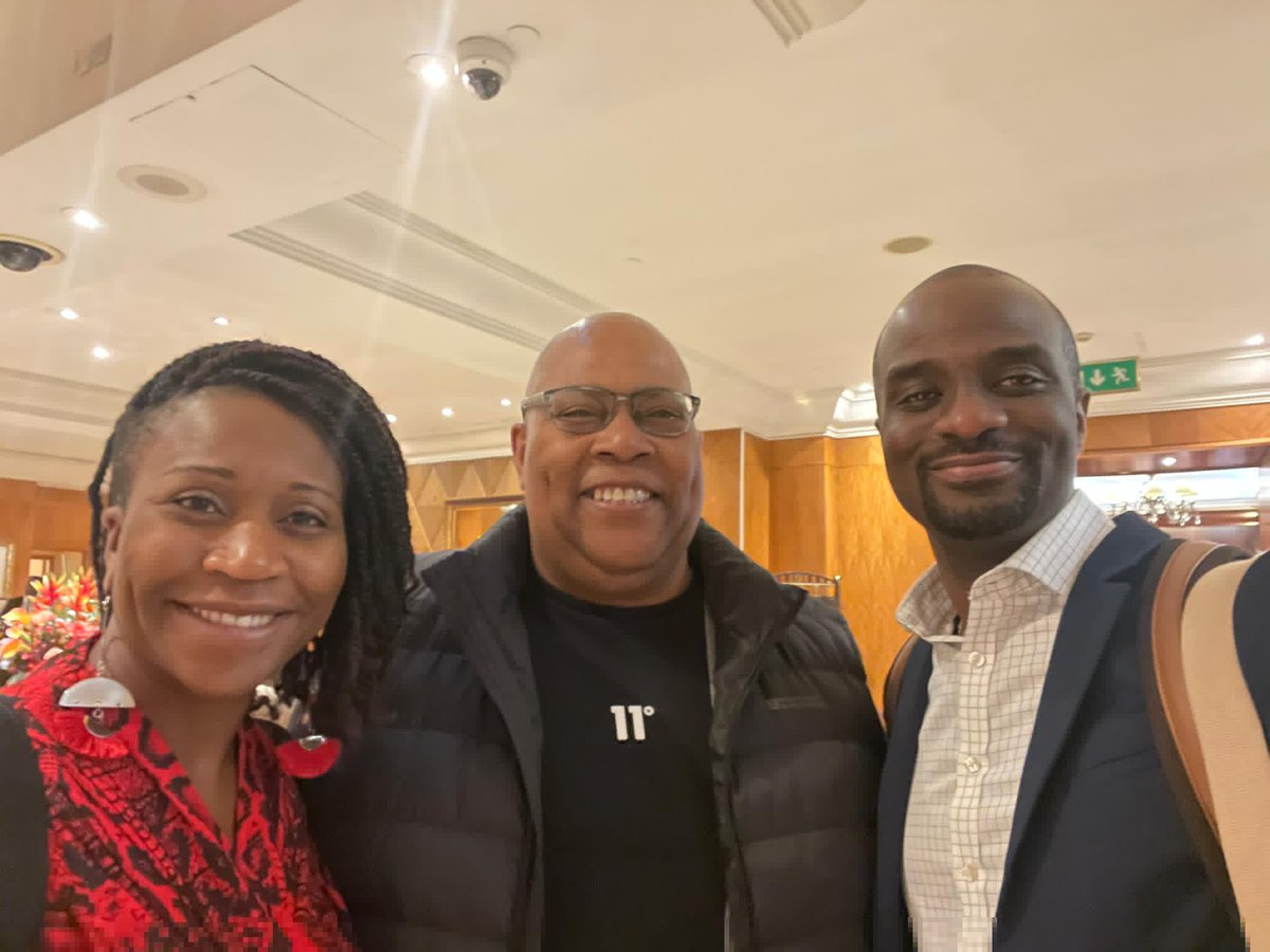 Day 2 @BlackinCancer @CR_UK - Ran into @accsamuels in the hotel lobby. Diagnosed w/ metastatic prostate ca (PSA >500) he'd given up hope. But his wife convinced him to join a clinical trial. 11 yrs later - no evidence of disease🙌🏿! Check out his documentary & book. #BiCconf22