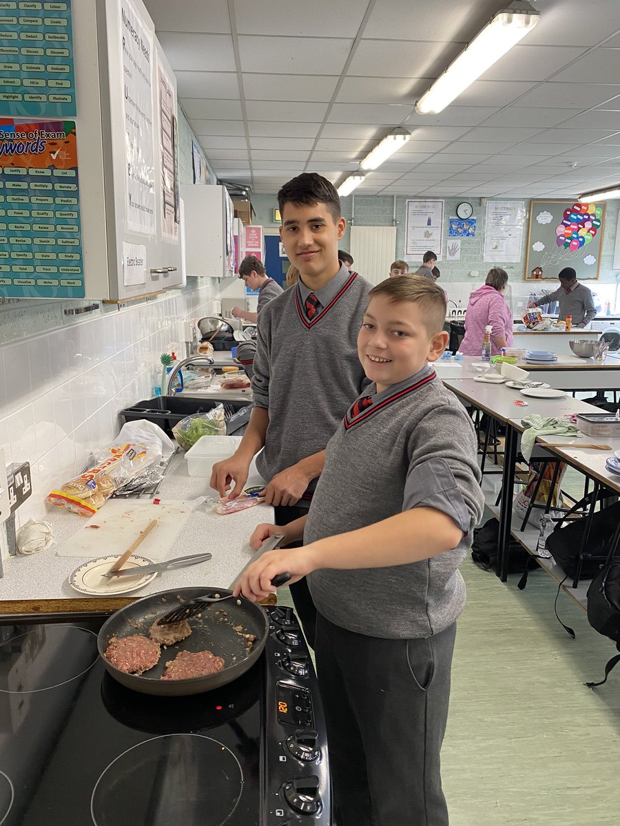MsRossHomeEc's tweet photo. It was burgers 🍔 on the menu for 2nd year #HomeEc students @thebrunnerD7 today 👨🏼‍🍳 Well done lads 👏🏼 https://t.co/I2ABcINvJa