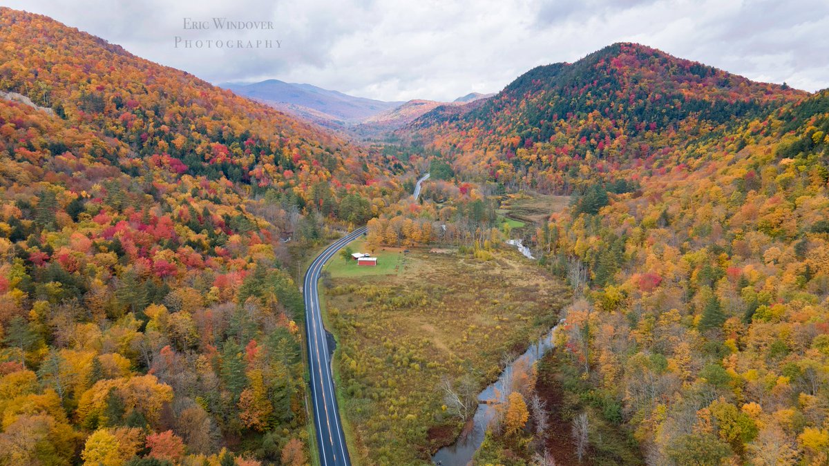 I heard tales of traffic nightmares on the Kancamagus this weekend.  No such trouble on VT Rt 100 where the leaves were at peak and the colors seemed above average, even on a murky day.  #VT #ilovermont #foliage #autumn ⁦@ericfisher⁩ ⁦@tjdelsanto⁩ ⁦@jreineron7⁩