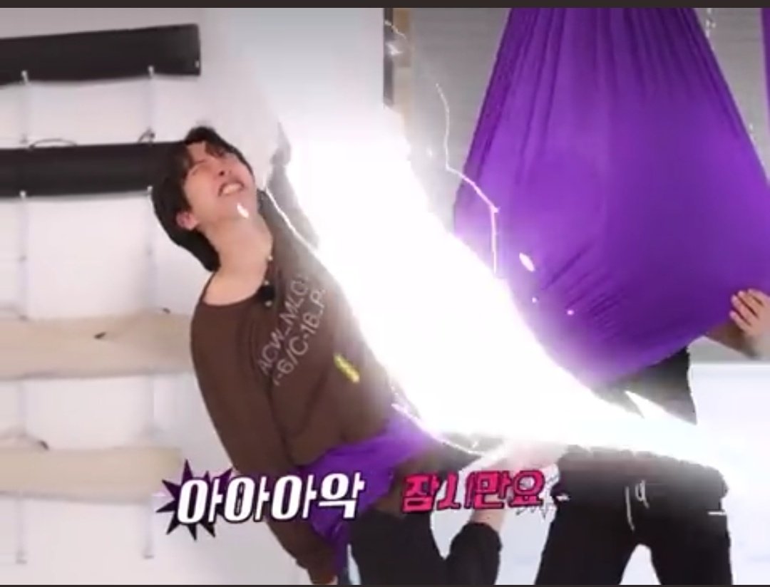 sajdezigns's tweet photo. Run BTS editors need to leave hobi alone 😭😭😭 https://t.co/826xCZFYi1