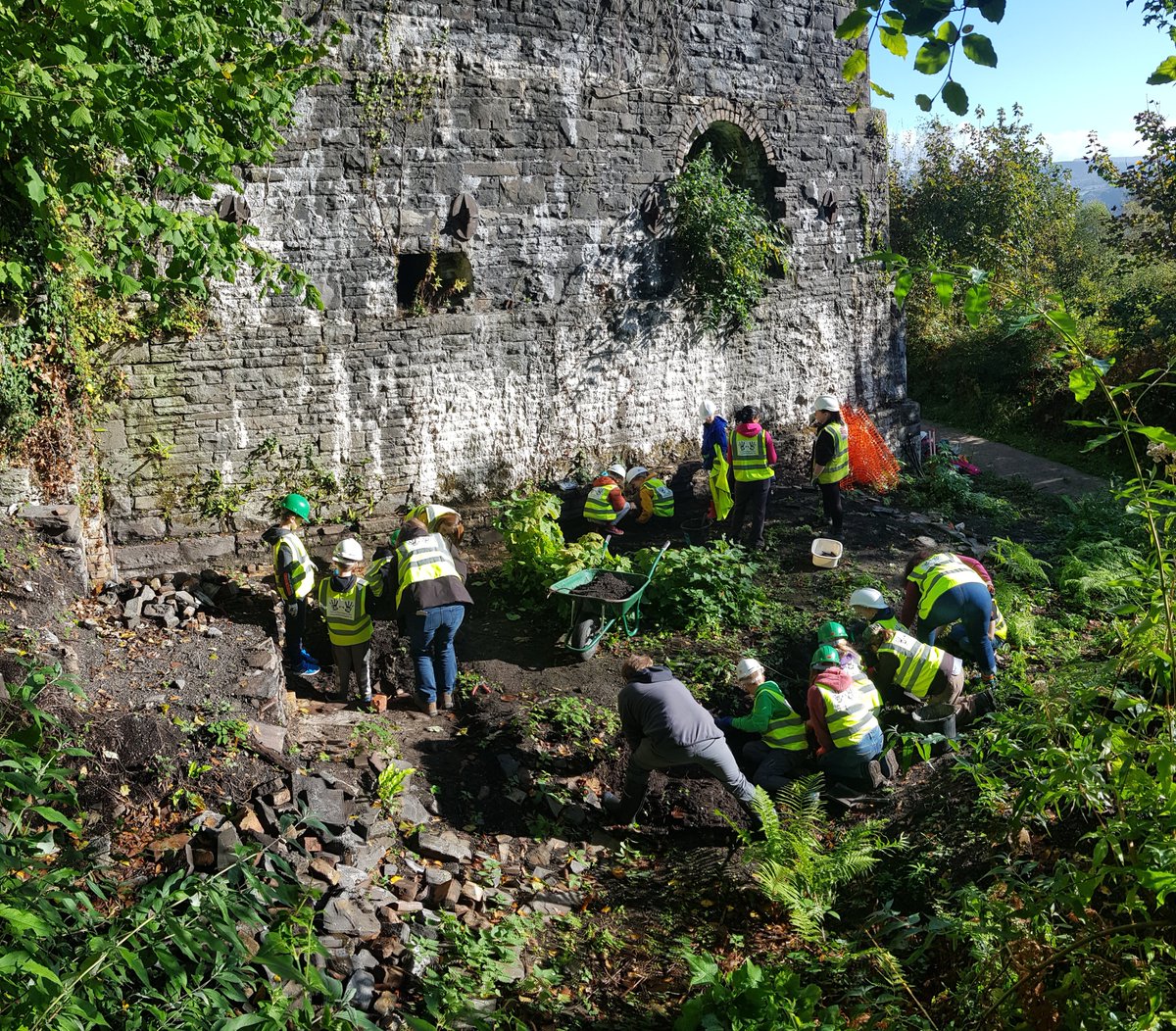 GGATProjects's tweet photo. Its always fun to work with the next generation of archaeologists, especially when the Gods of Archaeology are smiling down upon you weather wise!
@YAC_CBA Neath branch have been learning all about excavation and recording techniques at the Craig Gwladus engine house site https://t.co/4xQ7310fmu