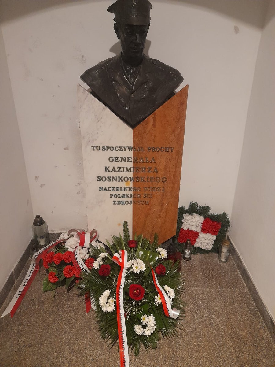 W 5⃣3⃣ rocznicę śmierci gen. broni Kazimierza #Sosnkowski kierownictwo <a href="/WBH_2016/">Wojskowe Biuro Historyczne</a> oddało hołd Generałowi składając wieniec w miejscu Jego wiecznego spoczynku znajdującym się w krypcie archikatedry św. Jana w Warszawie.