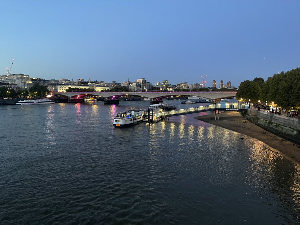 HafsahNibe's tweet photo. Something cinematic, immersive, expanded is happening to the image and frame in London this festival - more #LFF2022 + more non alcoholic beverages please #drybars Sooo nice to see familiar + new faces - including a little wave from a guy called Timothy https://t.co/ckVSJ4olcv