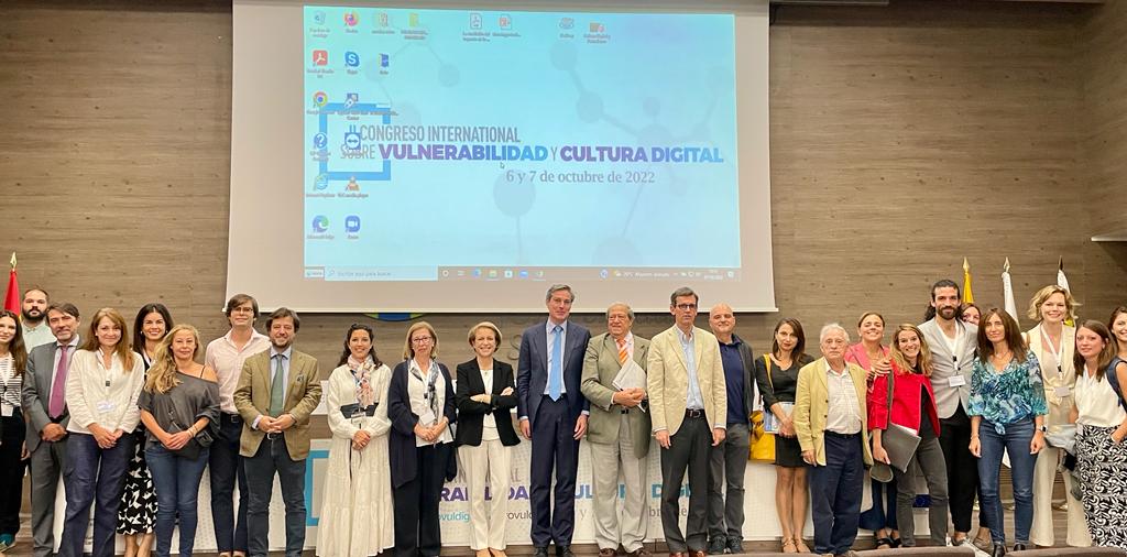 leticiarofer's tweet photo. La semana pasada se celebró el II Congreso Internacional sobre Vulnerabilidad y Cultura Digital @provuldigital 
En él, compartimos los resultados del trabajo con @iblancoalfonso y @SArceG https://t.co/qCHqYpBDlM
y moderé la mesa  "Cuatro aproximaciones a la cultura digital" https://t.co/jrU9aBdMZB