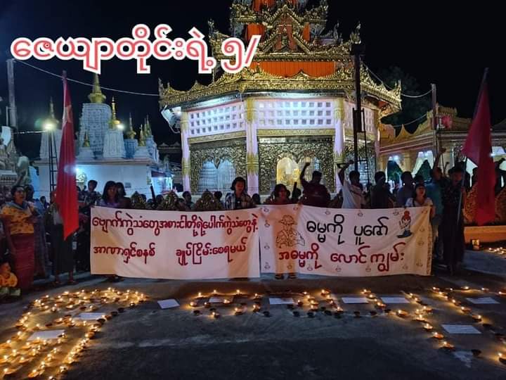 AlexMyanmar13's tweet photo. Revolutionary residents in a village of Sagaing's #Ayadaw township took part in Revolutionary Thadingyut Candle Strike against the genocidal military dictatorship.

#LegalizationOfNUG
#2022Oct11Coup
#WhatsHappeninglnMyanmar https://t.co/mA7G9Pp9Fz