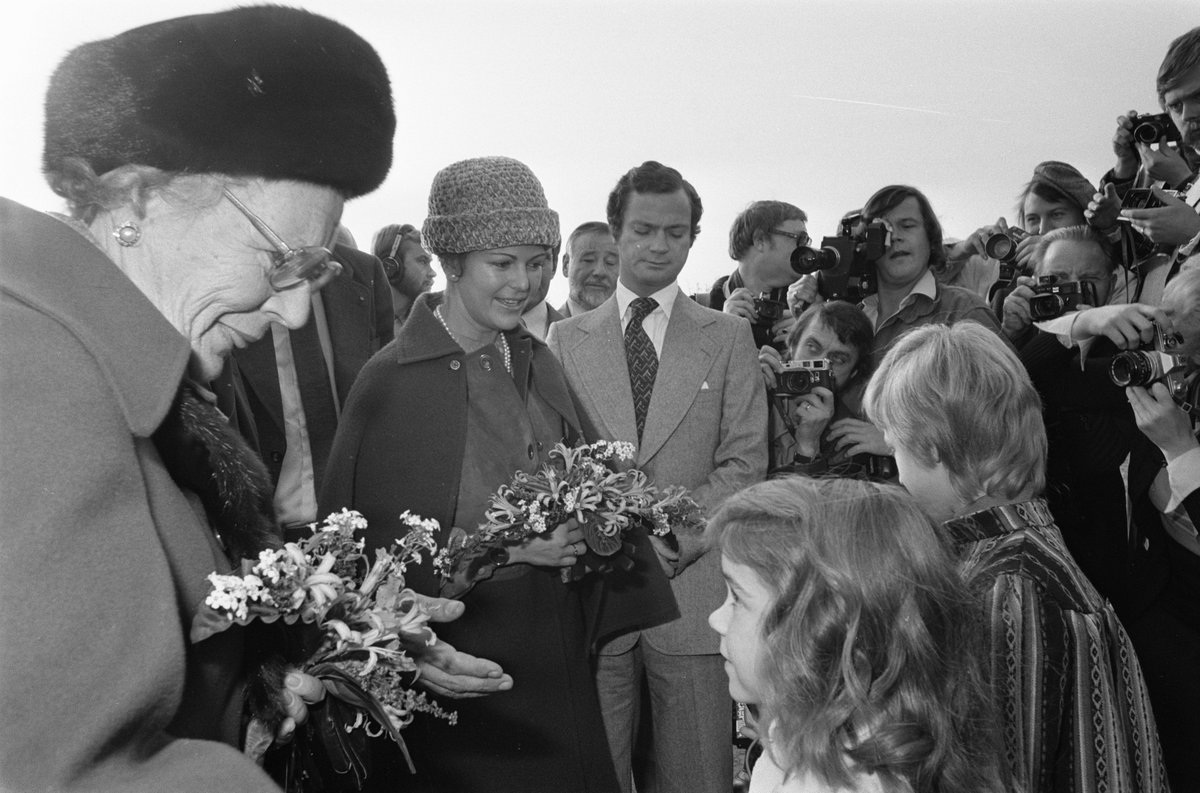Nav. staatsbezoek Zweden. Op 26 okt. 1976 bezocht het Zweedse koningspaar Carl Gustav en Sylvia met HM Juliana de bouw van de nwe stad @Almere. Bloemen werden aangeboden door de zusjes Stormbroek, die in het Bivak woonden. (Foto Anefo)