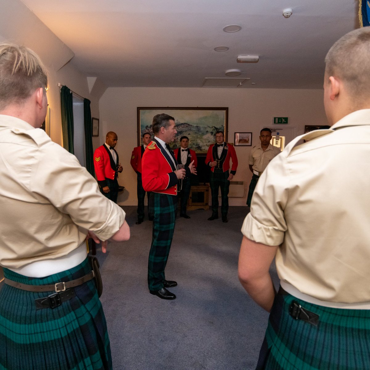 The_SCOTS's tweet photo. @COM_ARRC visited #5SCOTS Royal Guard to congratulate them on the remarkable job they did under difficult and historic circumstances, providing the Guard and Bearer Party for our late Queen Elizabeth II and the first Guard to King Charles III.

#BeTheStandardForOthersToFollow https://t.co/hyvVk65sGw