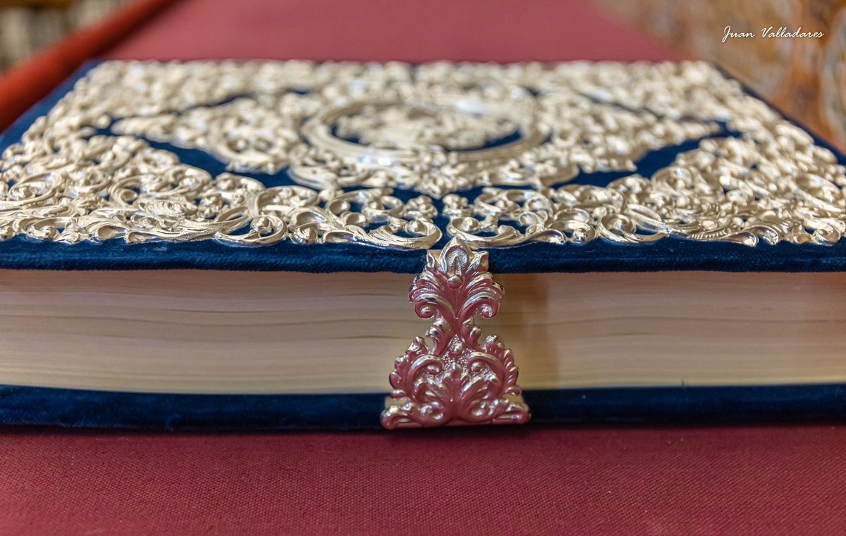 Un 𝐍𝐮𝐞𝐯𝐨 𝐋𝐢𝐛𝐫𝐨 𝐝𝐞 𝐑𝐞𝐠𝐥𝐚𝐬 a la altura de la incontestable gran historia para la @hdaddeBelen
Inspirado en el nuevo techo de palio que diseñara y ejecutara Antonio Rodríguez el pasado año, con dibujo propio está abultado y cincelado en metal plateado.
📸 <a href="/juanvb95/">Juan Valladares</a>