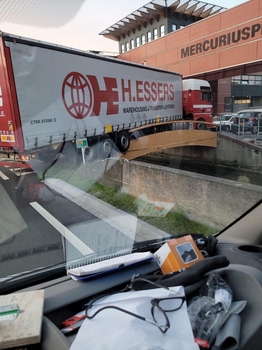 Webtek20's tweet image. #Poeldijk #Mercuriusplein #Nieuweweg Daar ging het vanmiddag niet helemaal zoals het zou moeten voor deze chauffeur