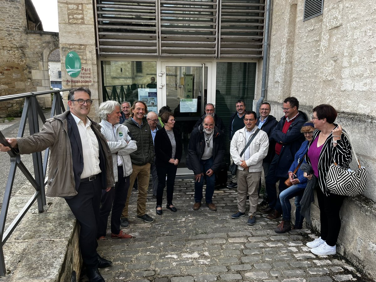 pmaraispoitevin's tweet photo. Le Conseil Scientifique et Prospectif du Parc s’est réuni en accueillant de nouveaux membres et en allant à la rencontre d’acteurs locaux @ManuelMercier79 @vturpaud et gildas Landais pour débattre avec eux d’un sujet d’actualité : l’aléa climatique dans le marais poitevin. https://t.co/WFQctZyzU6