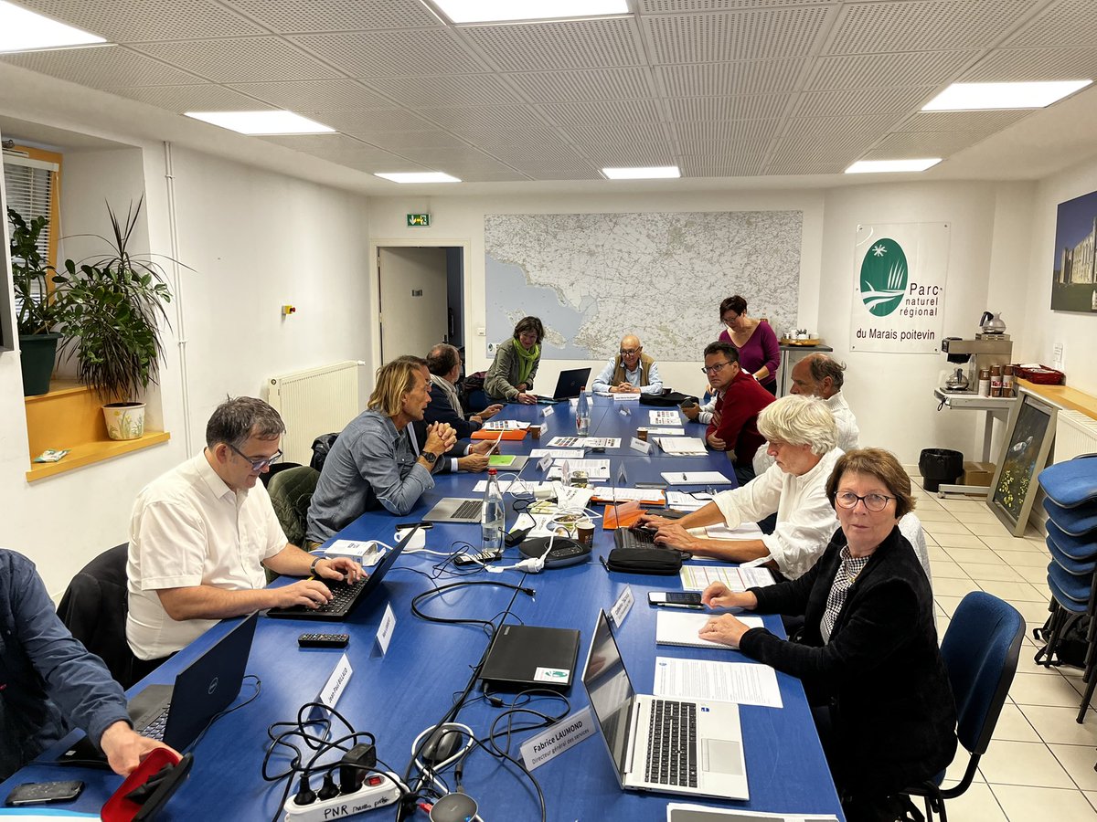 pmaraispoitevin's tweet photo. Le Conseil Scientifique et Prospectif du Parc s’est réuni en accueillant de nouveaux membres et en allant à la rencontre d’acteurs locaux @ManuelMercier79 @vturpaud et gildas Landais pour débattre avec eux d’un sujet d’actualité : l’aléa climatique dans le marais poitevin. https://t.co/WFQctZyzU6