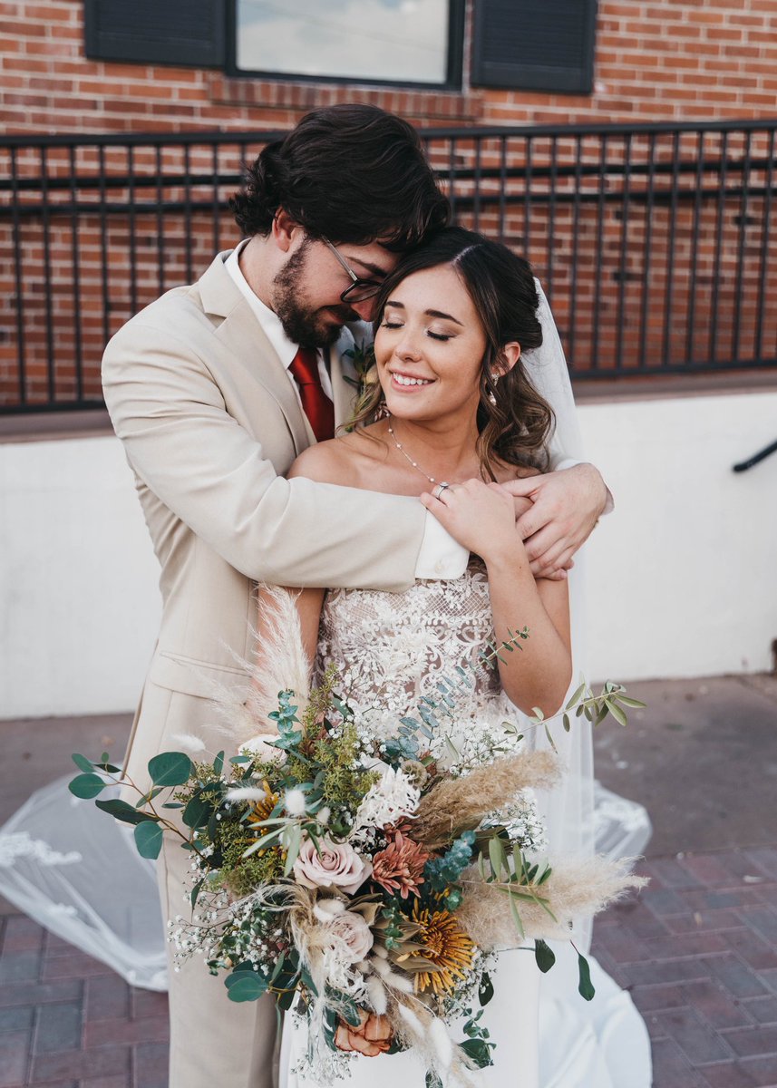 agolik's tweet photo. Name a more beautiful Mr. and Mrs. I’ll wait… @JaysonArtz and @hannahgolik https://t.co/VRPVpAyqK9