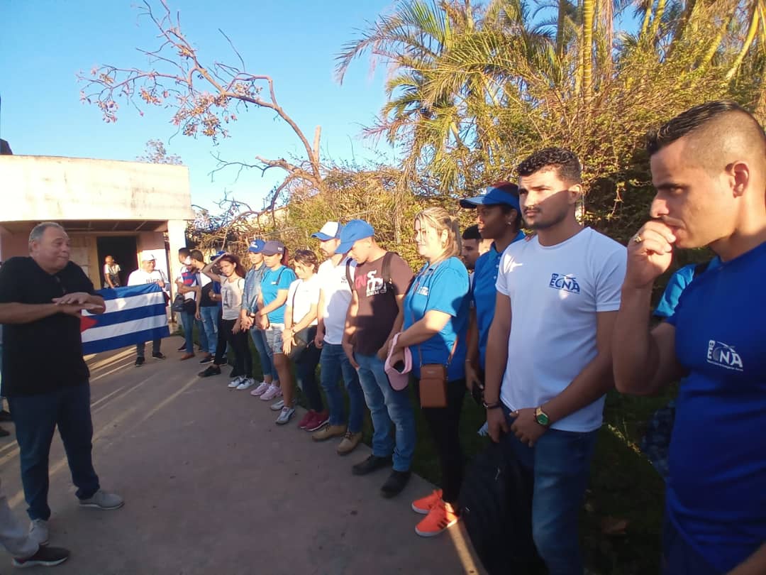 ElizabetBernal6's tweet photo. Hoy se encuentran en el poblado la Herradura, #PinardelRío, jóvenes de #TransporteCuba, junto al Ministro, Viceministros, Sindicato Nacional y Provincial y otros dirigentes administrativos, participan en labores de recuperación tras el paso de Ian. #FuerzaCuba #CubaViveYTrabaja https://t.co/QfXV9SjgFf