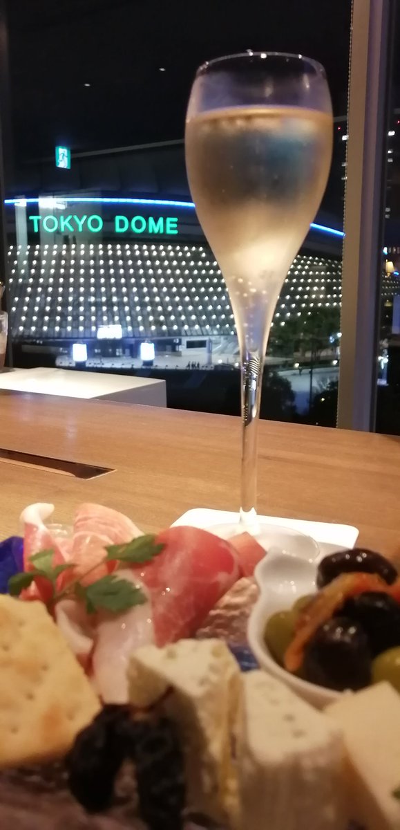 ya9neko's tweet photo. お安いプランあったので行ってみた東京ドームホテルのバー
いつもならもっとイルミネーションキラキラなんだけど、節電対策で夜景暗かったの残念！クリスマスシーズンにまた行ってみたい
#BAR2000 https://t.co/Qx4WBEW80M