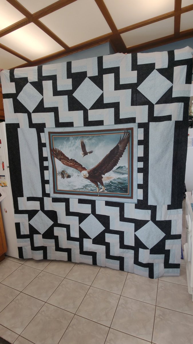 DBernadette1979's tweet photo. Quilt top done 🙂 just needs to be quilted and bound. Might be ready for November show &amp; share. @MayflowerQG https://t.co/UAMN5enL2k