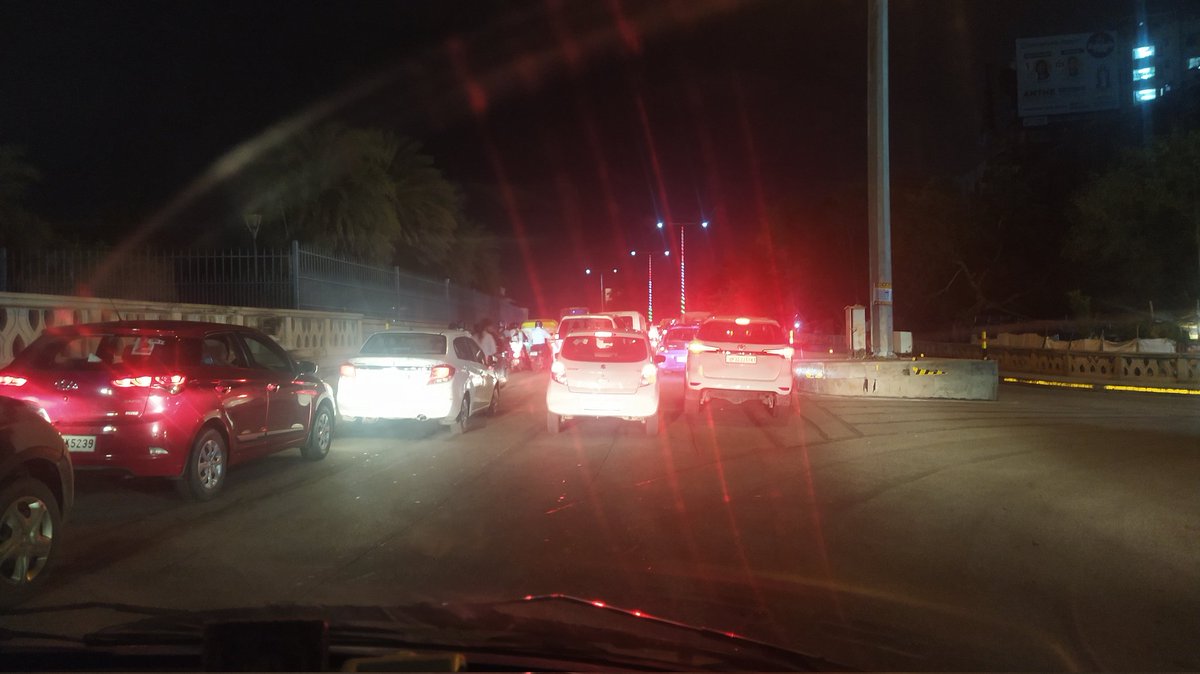65piyush's tweet photo. @LucknowPolice Regular jam of 1090 extended at Musical Fountain which can be handled by opening Gomtibarrage 2 way #Lucknow https://t.co/O7yLyhsNTa