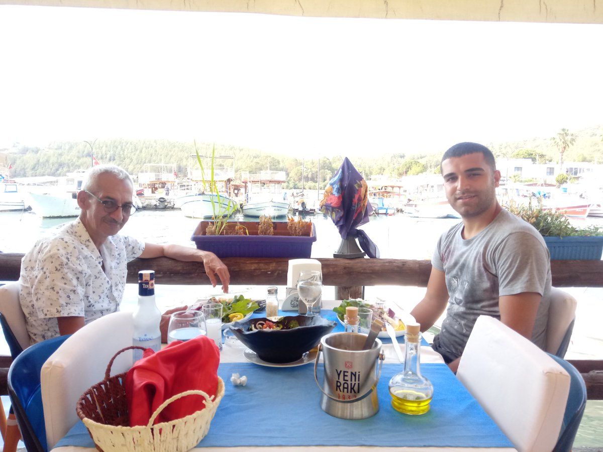 Oğlum la bodrumda akşam yemeği