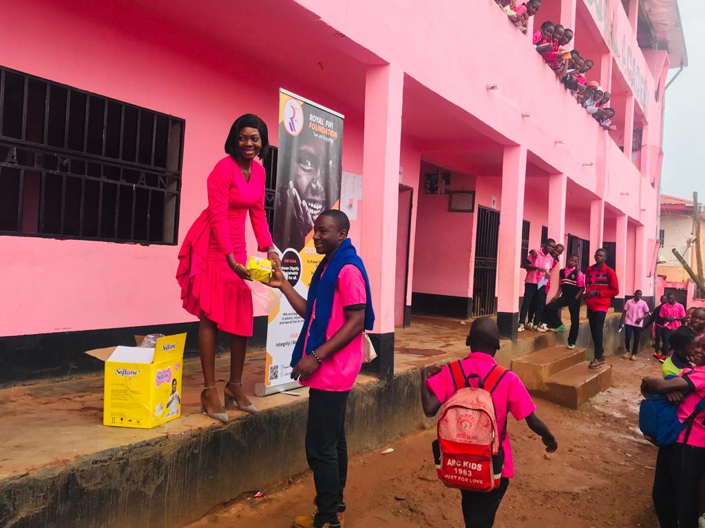 RoffCameroon's tweet photo. On #GirlChildDay, boys received sanitary pads from @RoffCameroon to offer to their sisters/friends. Aimed at demystifying 🩸🩸 among boys and make them supportive.@unicefcameroon @UNFPACameroon @DrJustinKoffi @PNUDCameroun @UEauCameroun @UKinCameroon @USEmbYaounde https://t.co/vV4RDgrha4
