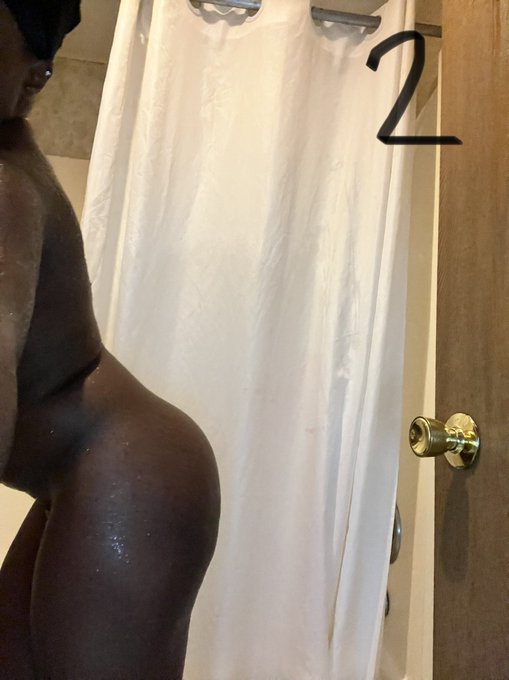 Good morning.  Fresh out the shower. Which picture you like better https://t.co/6QAU9iXHSu<a href="/tag/newprofilepic"class="tags"><span>#newprofilepic</span></a>