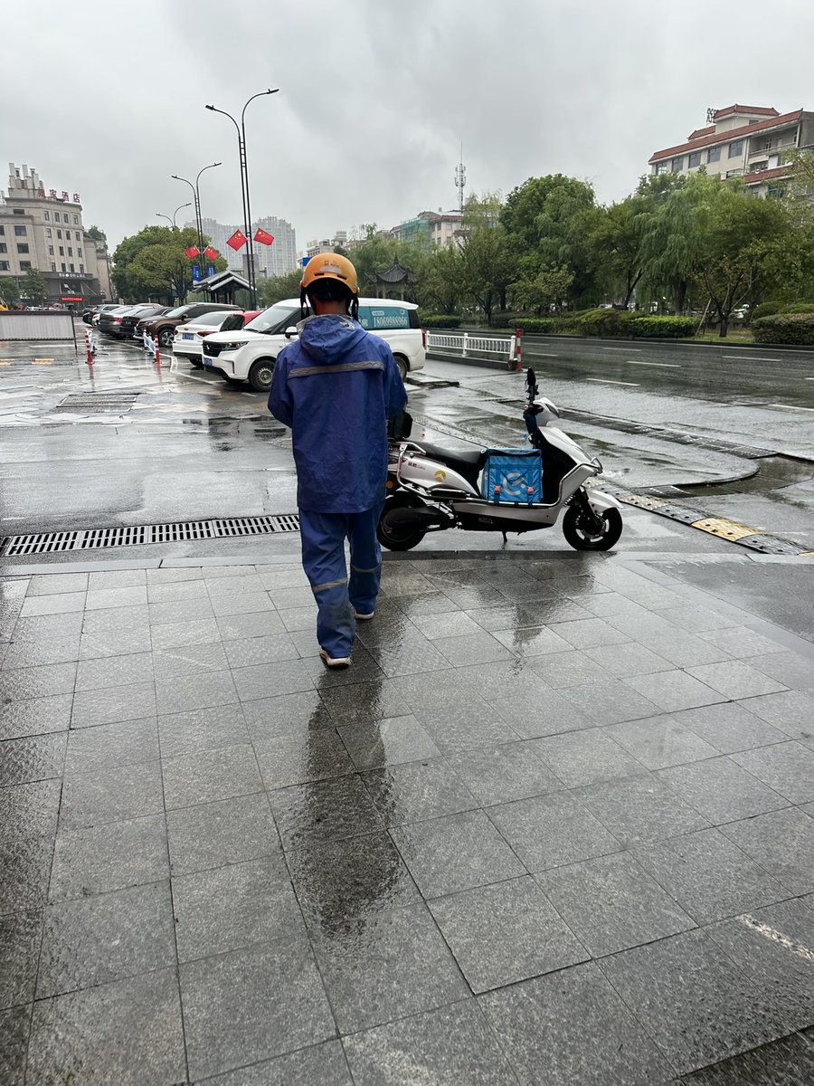 NoneBaby1's tweet photo. 偷拍，可是没穿雨靴😔 https://t.co/OjuyRQmVAh