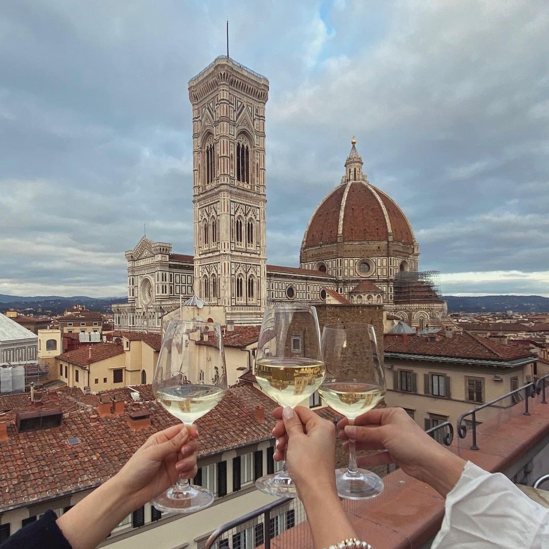 ¿Con quién brindarías en tu próximo #wowtrip? 🥂