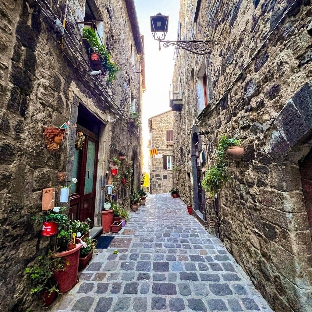 bolsenalake's tweet photo. Repost from @alessia__balestra 
📍𝐁𝐨𝐫𝐠𝐨 𝐝𝐢 𝐁𝐨𝐥𝐬𝐞𝐧𝐚 

#illagodibolsena #lagodibolsena #bolsenalake #tuscia #italy #Italia 🇮🇹 https://t.co/18SPaDAJEi https://t.co/QbOC4D9uAF