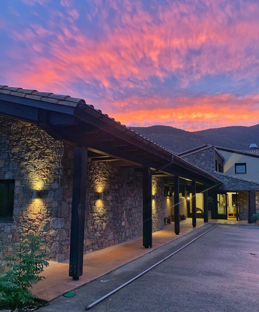 T'imagines acomiadar el dia amb una postal com aquesta? ✨

Vine a l'<a href="/Hotelresguard/">Resguard dels Vents</a> i respira el silenci i tranquil·litat dels boscos que l'envolten. Una ubicació privilegiada que et permet gaudir de les vistes a la Vall de Ribes de Freser.

👉hotelresguard.com
#inpyrenees