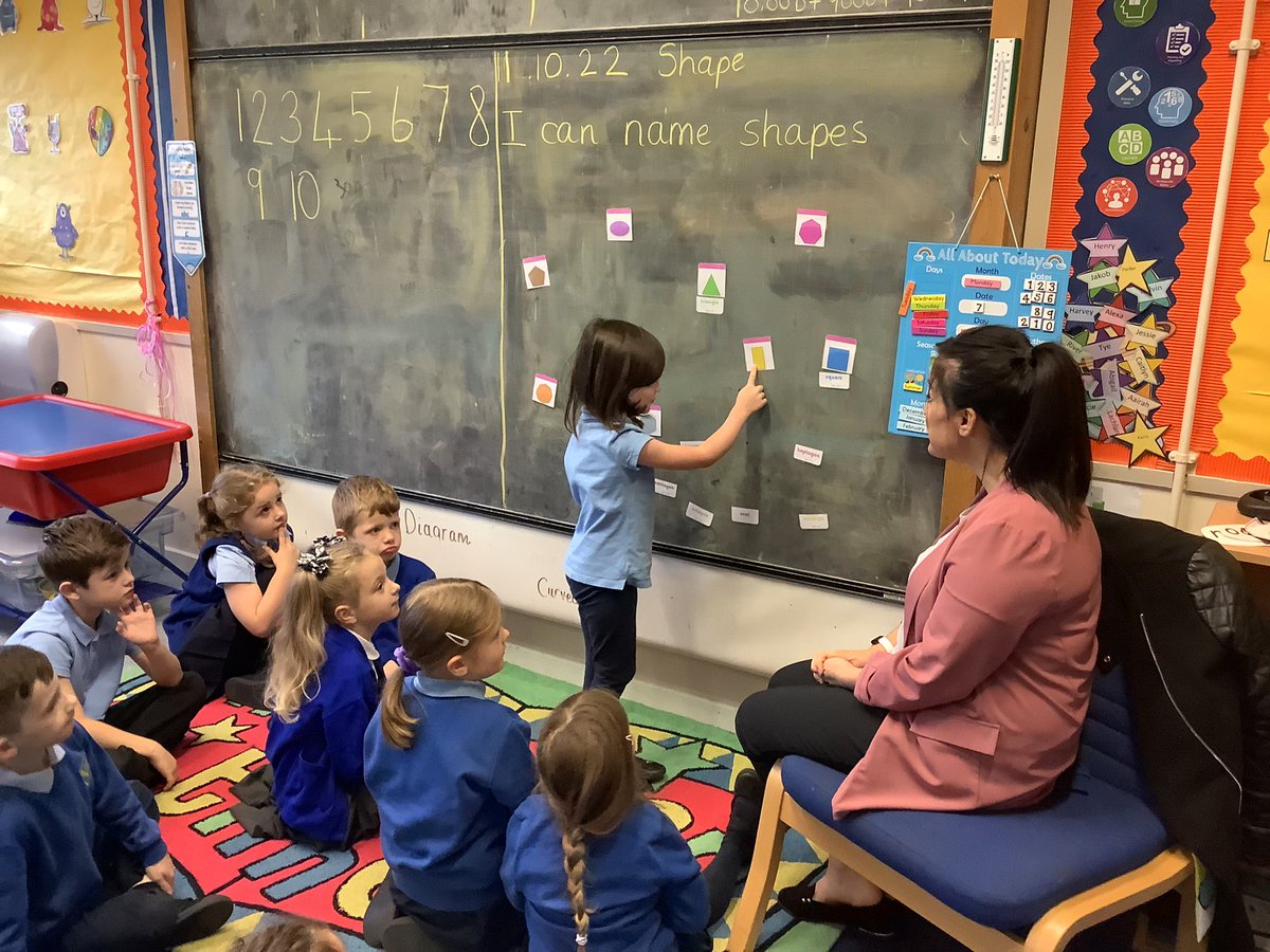 Chapelgreen_PS's tweet photo. P1s were being introduced to 2D shapes whilst our P2s and P3s were revising. Great Job! #interactivemaths https://t.co/pZKT8DHsC3