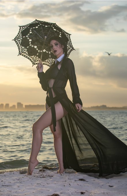 Would you go to the beach with Wednesday? 🖤  📸: @Brucethehandler https://t.co/U7BGBHg7Zr