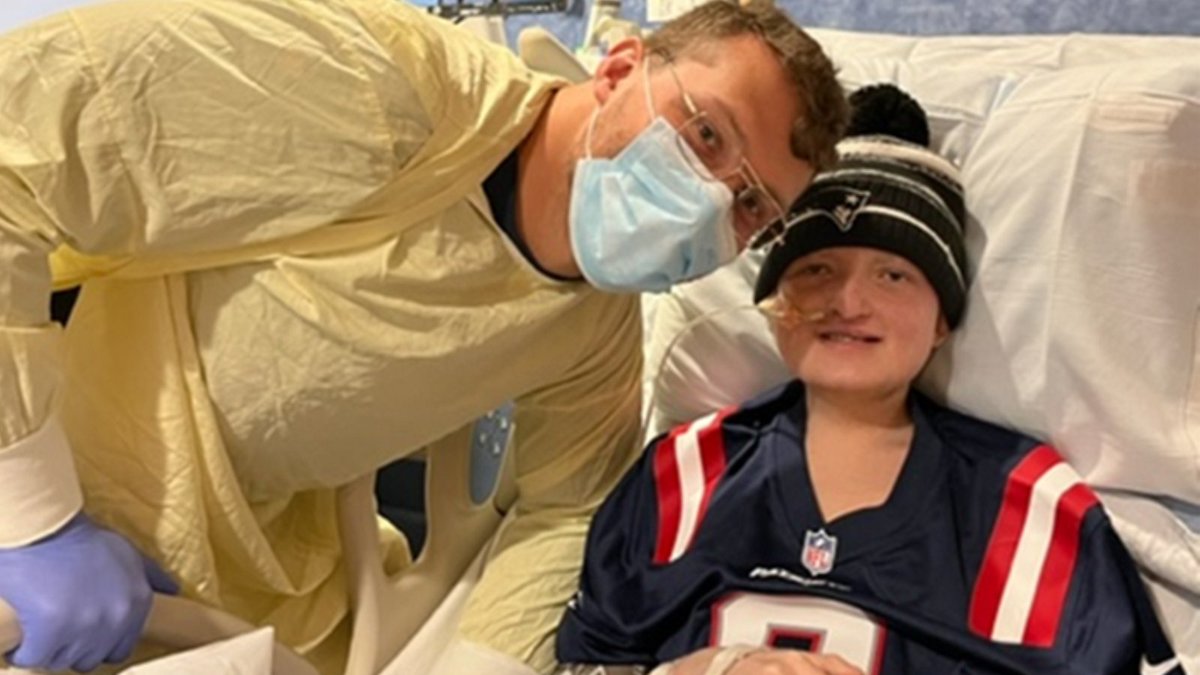 AthletesForHope's tweet photo. AFH Athlete @ColeStrange2 spent some quality time visiting patients and their families at @BostonChildrens last week.

Aside from giving out @Patriots gift bags, Cole also got to play catch with a younger friend, Ayden, on the unit, which brought smiles to everyone’s faces. https://t.co/bX7rYw3Vyv