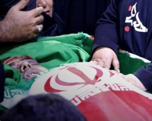 Mahatmagandiam's tweet image. شما ببین اینا چقدر بی رحم و پست فطرتن که روی جنازه به این داغونی رو باز میکنند که بچه حتما ببینه! فقط برای اینکه مطمئن بشن خوب اشک میریزه و میتونن ازش عکس بگیرن و استفاده کنند! اینا برای موندن در قدرت به بچه های خودشونم رحم نمی‌کنند.
#کودک_آزاری
#مهسا_امینی