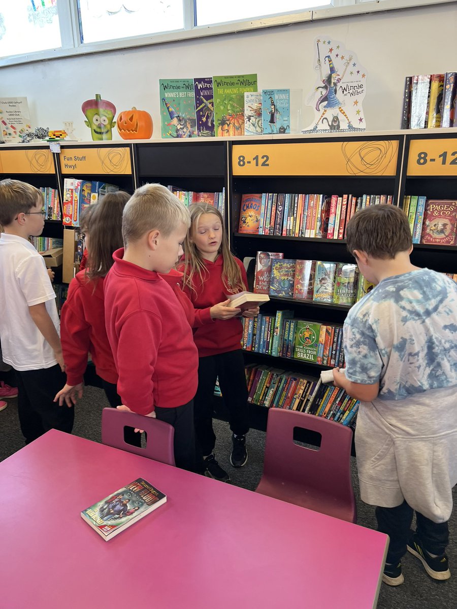 Gwyrosydd2017's tweet photo. Visit to Penlan Library. π #GSPLLC https://t.co/FdBT7jUiiL