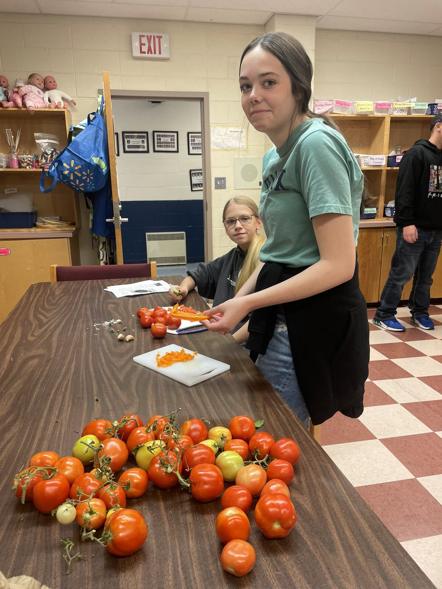 Ms Tissel tweet media