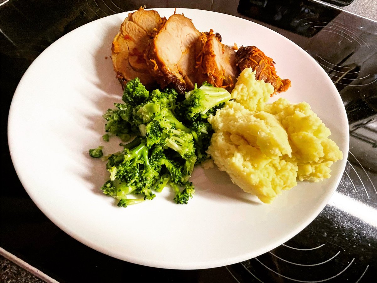 JayGuevara82's tweet photo. #Putenrollbraten #Kartoffelpüree #Brokkoli

#Dinner #HelsKitchen #FoodPorn #RoastPorn #LeftoverPorn https://t.co/cNFePShKg2
