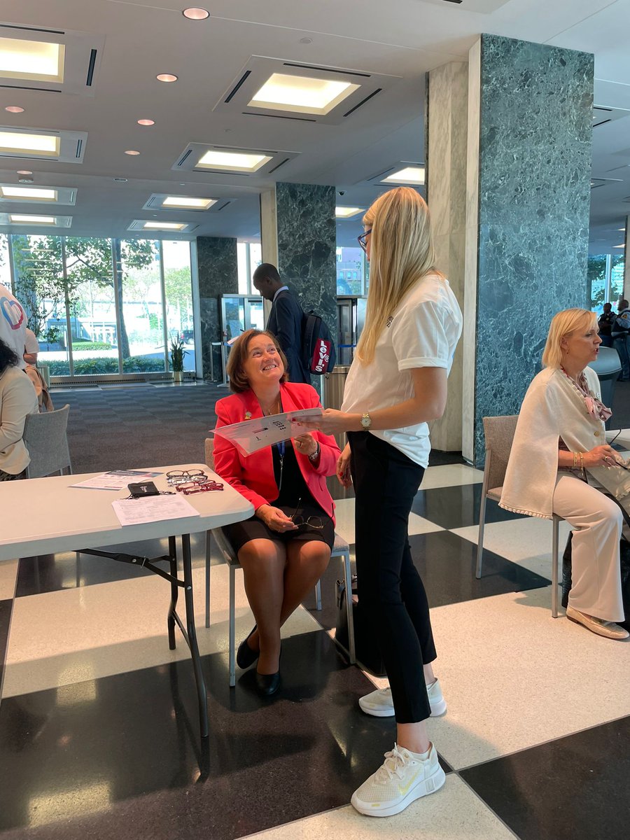 On #WorldSightDay, Ambassador Ana Paula Zacarias joined <a href="/WHO/">World Health Organization (WHO)</a> and <a href="/IAPB1/">IAPB</a> at the <a href="/UN/">United Nations</a> 🇺🇳 raising awareness for 👁️ health by taking a sight test, accelerating action towards the SDGs in line with UNGA Resolution on Vision for Everyone, which 🇵🇹cosponsored in 2021. #LoveYourEyes