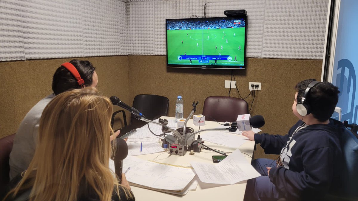 TYPcursos's tweet photo. Hoy realizamos prácticas de transmisión de TV con el partido en vivo de #Copenhague vs #ManchesterCity por la #ChampionsLeague 🇩🇰🏴󠁧󠁢󠁥󠁮󠁧󠁿

Los grupos contaron con relator, comentarista y estudios centrales 🎤📺 https://t.co/z1dsoRCfk9