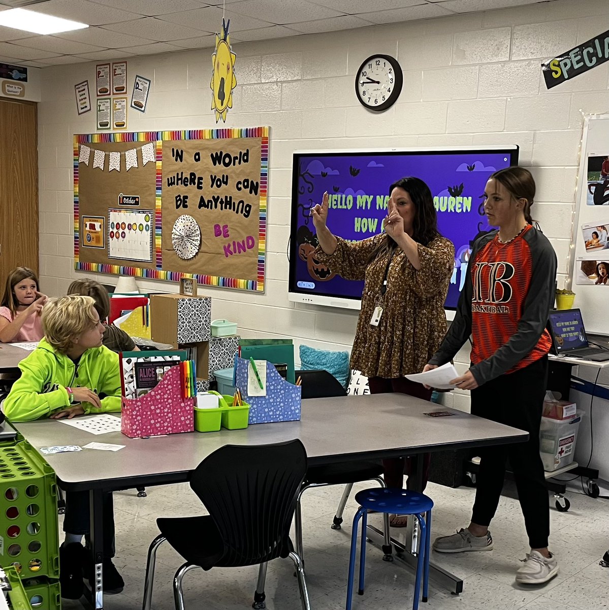 mrsroberts4b's tweet photo. Thank you to Ms.Courtney and her community hour for teaching us American Sign Language today! It’s great to see the high school kids working with the younger kids!! ❤️ #ibtigerpride https://t.co/efngwPvRnq