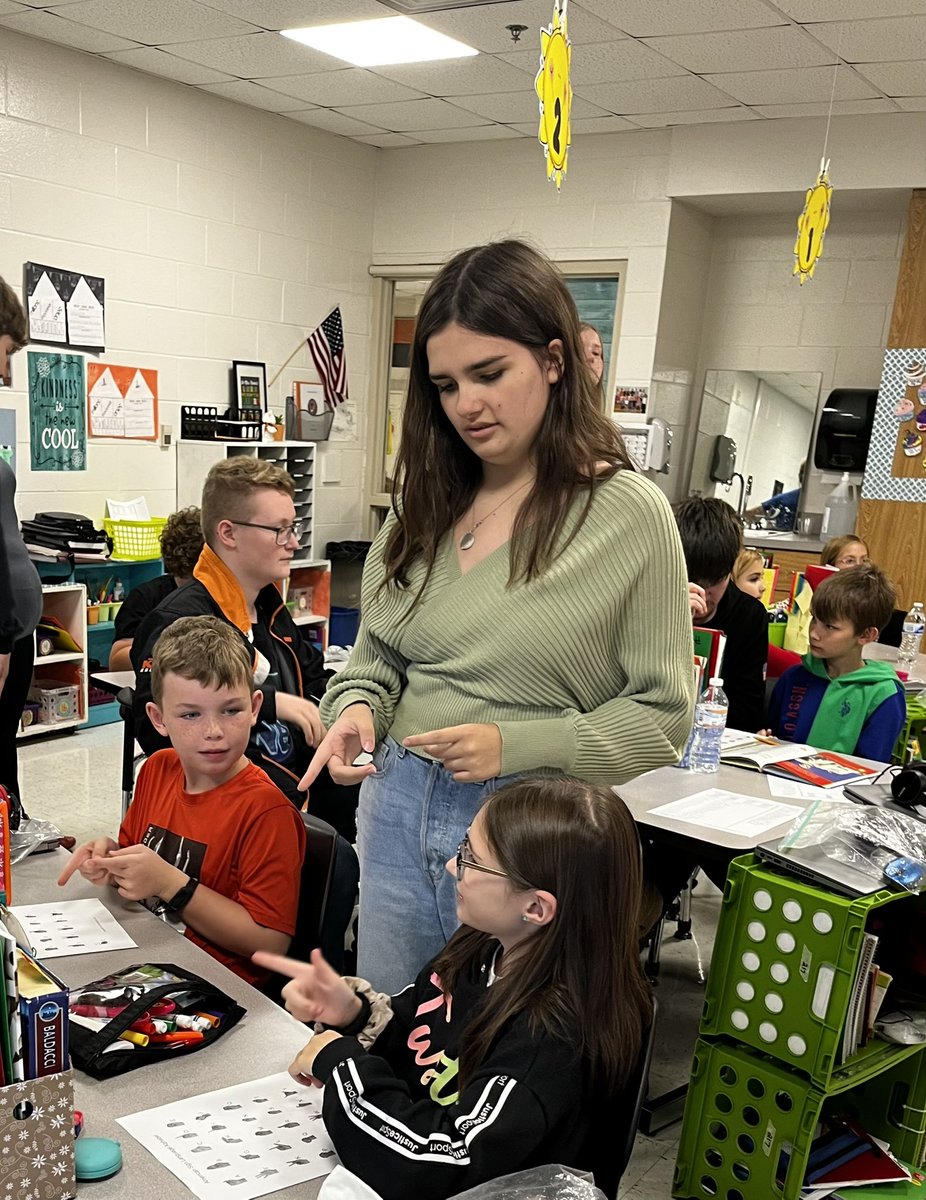 mrsroberts4b's tweet photo. Thank you to Ms.Courtney and her community hour for teaching us American Sign Language today! It’s great to see the high school kids working with the younger kids!! ❤️ #ibtigerpride https://t.co/efngwPvRnq
