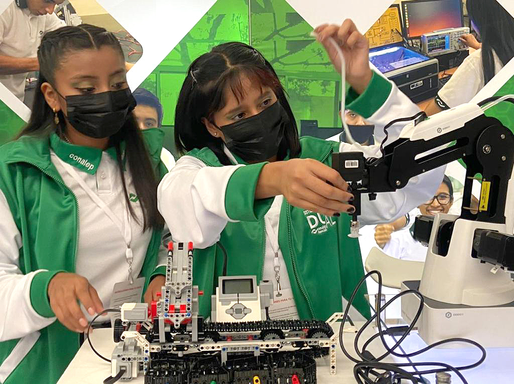 SEP_mx's tweet photo. #SEP_Reconoce a estudiantes del @CONALEP_Mex de Nuevo León y Guanajuato que presentaron innovadores prototipos tecnológicos en la Feria Hannover Messe 2022, el mayor evento industrial a nivel global en el que participaron 260 expositores.
🔗 https://t.co/fIAbMFicsG https://t.co/ajbmjG53Hm