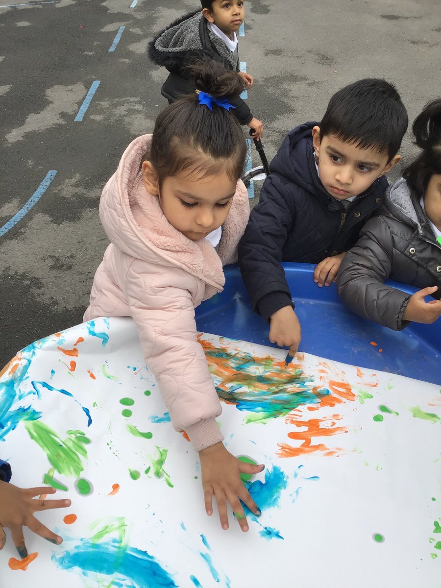 MrsGriffiths7's tweet image. Nursery have loved exploring the paint with their hands and fingers today! @StanleyGrovePA #paint #makingmarks #explore