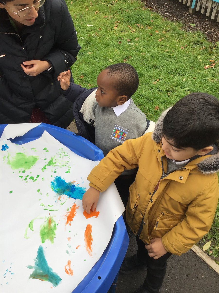MrsGriffiths7's tweet image. Nursery have loved exploring the paint with their hands and fingers today! @StanleyGrovePA #paint #makingmarks #explore