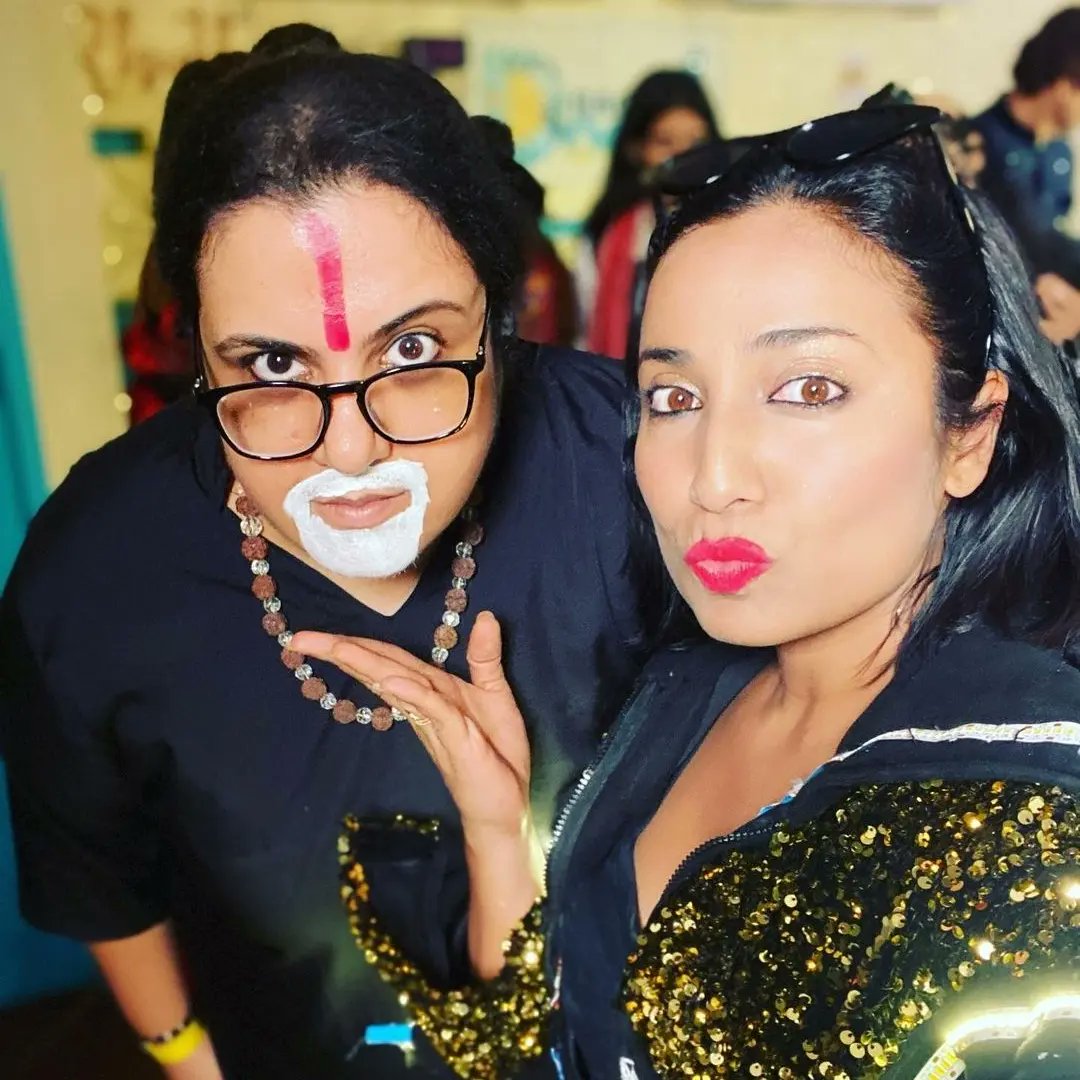 Had a blast at <a href="/RadioNashaIndia/">Radio Nasha</a>'s #BachchanAt80 bash with <a href="/rotalks/">Rohini Ramnathan</a> and her team! @thedjrussel spun some  of #BigB's best songs at <a href="/Back2Door1/">Back 2 Door 1 - Bandra</a>! Majja came. 🥳💃