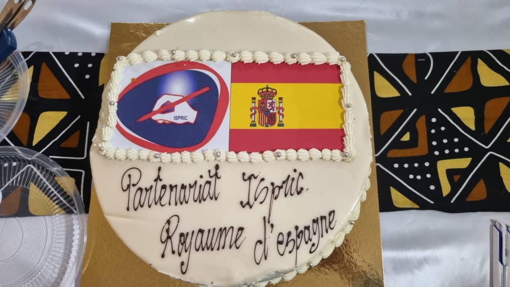 EmbEspMali's tweet photo. 📝Nous sommes très fiers de notre nouveau partenariat 🇪🇦🤝🇲🇱 avec nos amis de @ISPRIC2 pour renforcer l'apprentissage de la langue espagnole avec un #lecteur de #español!!👨‍🏫

#engagésauMali 
#semaineespagnole https://t.co/uQl1Ox6lbL